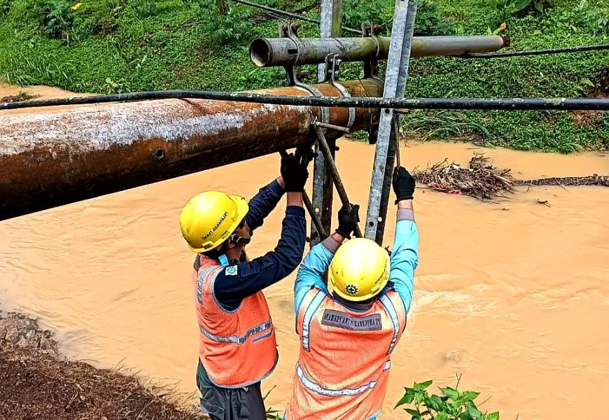 PLN Pulihkan Pasokan Listrik Terdampak Cuaca Ekstrem di Wilayah Jatim