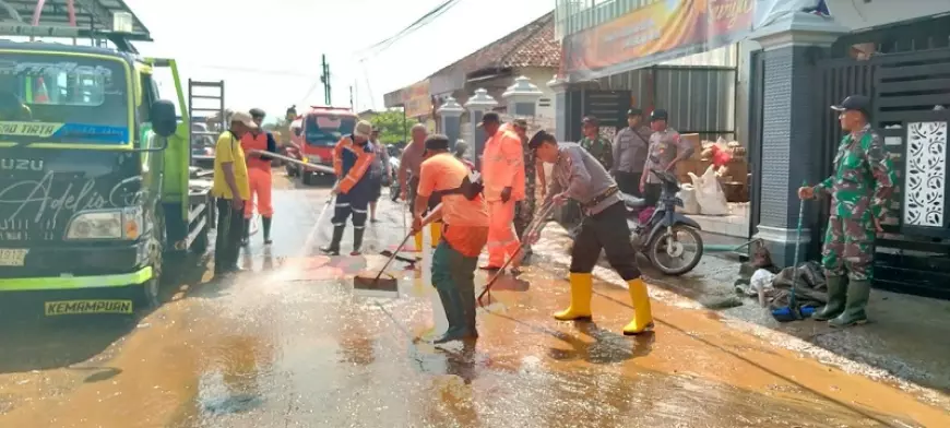 Kekompakan Polisi, TNI dan Warga Bersihkan Lumpur Luapan Sungai Joho Tulungagung