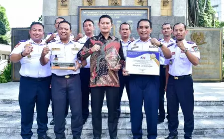 PT KAI Beri Penghargaan Keselamatan kepada Kabupaten Lamongan