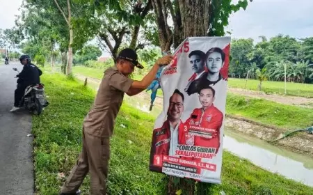 Jelang Hari Tenang Pemilu 2024, Petugas Tertibkan APK Melanggar di Bojonegoro