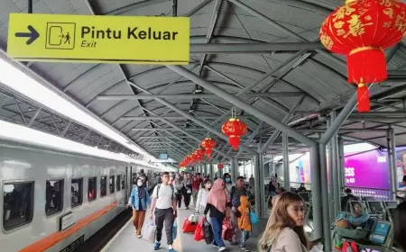 Semarak Imlek di Stasiun Daop 8 Surabaya dan Kenaikan Volume Penumpang