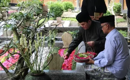 Menteri BUMN Ziarah Ke Makam Gus Dur di Ponpes Tebuireng Jombang
