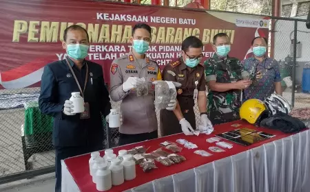 Tuntaskan Perkara, Kejari Batu Musnahkan Puluhan Barang Bukti