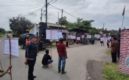 Jalan Desa Rusak, Warga di Kediri Demo Tolak Truk Pasir