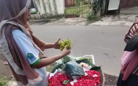 Kamis Jumat Legi Ramai Pedagang Bunga Makam di Malang