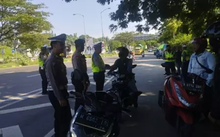 Polres Bangkalan Cegat Pemotor di Pintu Masuk Suramadu