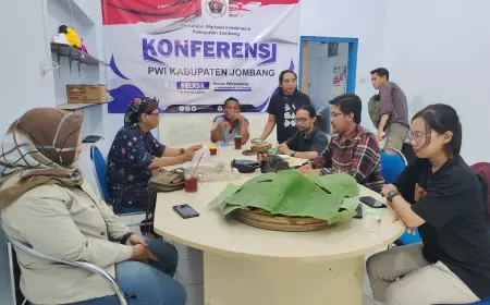 PWI Jombang Syukuran Tumpeng Tandai Rangkaian HPN Ke - 78 Tahun 2024