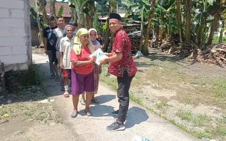 Satresnarkoba Bojonegoro Bagikan Beras Pada Warga Terdampak Luapan Sungai Bengawan Solo