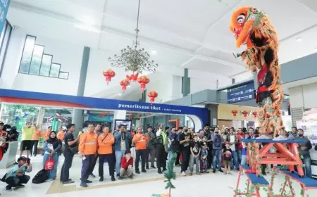 KAI Daop 8 Surabaya Semarakkan Imlek dengan Atraksi Barongsai dan Kue Keranjang