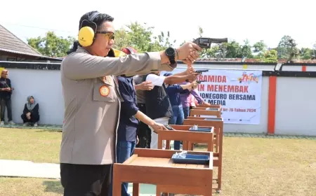 Peringati Hari Pers Nasional, Kapolres Bojonegoro Ajak Awak Media Latihan Menembak