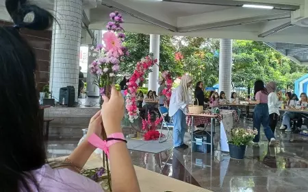 Sambut Hari Kasih Sayang, Mahasiswa dan Dosen PCU Ekspresikan Cinta Melalui Rangkaian Bunga