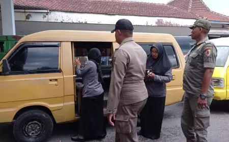 Tidak Hanya di Pinggir Jalan, Hari Kedua Penertiban APK Sasar Kendaraan Umum