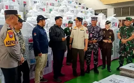 Plh Gubernur  Bersama Forkopimda Jatim Pantau Distribusi Logistik Pemilu 2024