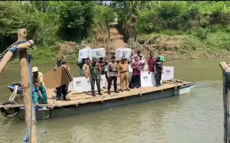 Penuh Perjuangan, Logistik Pemilu di Jember Dikirim Mengunakan Perahu