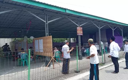 MenDes PDTT Halim Iskandar Nyoblos di TPS 025 Denanyar Jombang