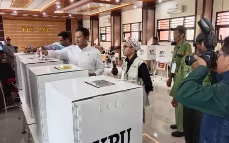 Bupati Lamongan Didampingi Keluarga, Gunakan Hak Pilihnya