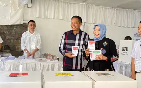 Didampingi Istri, PJ Wali Kota Malang Nyoblos di TPS 39 Lowokwaru
