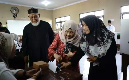 Berjalan Kaki Datangi TPS 26 Denanyar Jombang, Ibunda Cak Imin Salurkan Hak Suaranya