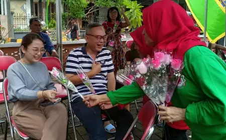 Selesai Nyoblos Dapat Bunga Mawar, Intip Keunikan TPS di Rungkut Mapan Barat Kota Surabaya