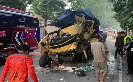 Kurang Hati-hati, Truk Muatan Marmer Tabrak Truk Boks Tronton