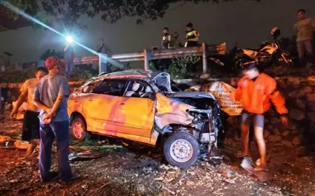 Kondisi Gelap, Mobil Xenia Kecelakaan di Bypass Mojokerto - Surabaya