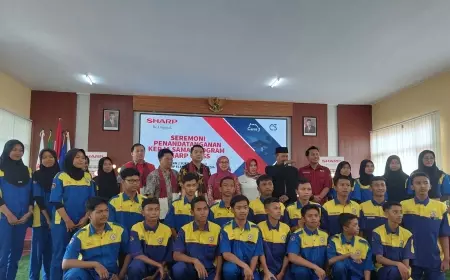 Gulirkan Program Sharp Class, PT Sharp Electronics Indonesia Latih 25 Siswa SMKN 1 Sukorejo