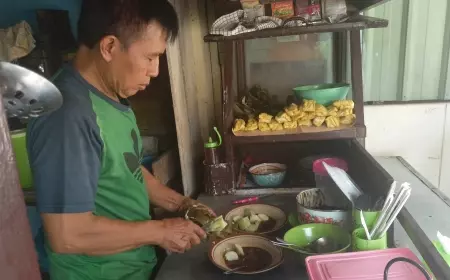 Dampak Kenaikan Harga Beras, Pedagang Lontong di Surabaya Akali Dengan Kurangi Porsi