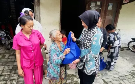 Jum'at Berkah, Satresnarkoba Polres Bojonegoro Bagikan Sembako Bagi Warga Kurang Mampu