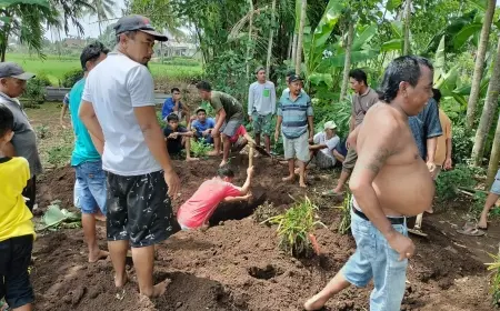 Makam Jenazah Lansia Dibongkar Karena Dimakamkan di Tanah Diduga Milik Mantan Kades