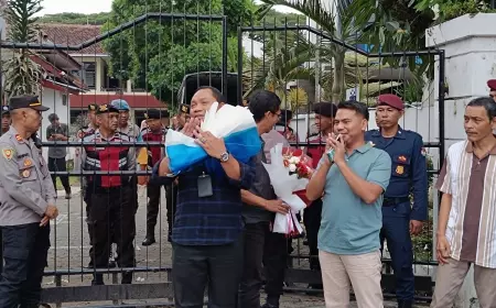 Ratusan Massa Geruduk KPU Jember, Ada Apa?