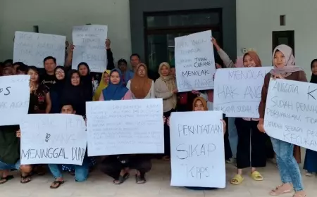 Puluhan KPPS di Bondowoso Demo Tolak Hak Angket, Ini Alasannya