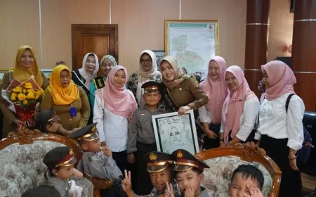 25 murid TK Dharma Wanita Desa Kalikatir Sambang Kantor Bupati