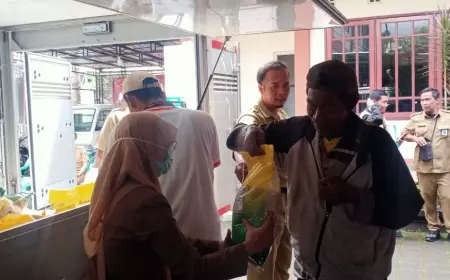 Operasi Pasar Digelar, Ratusan Warga di Kota Batu Antusias Mengantre