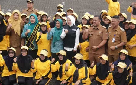 Bupati Ikfina Ajak Warga Desa Claket Perangi Stunting dan Kesehatan Lansia