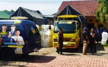 Massa Salah Satu Partai di Jember Blokade Truk Angkut Kotak Suara
