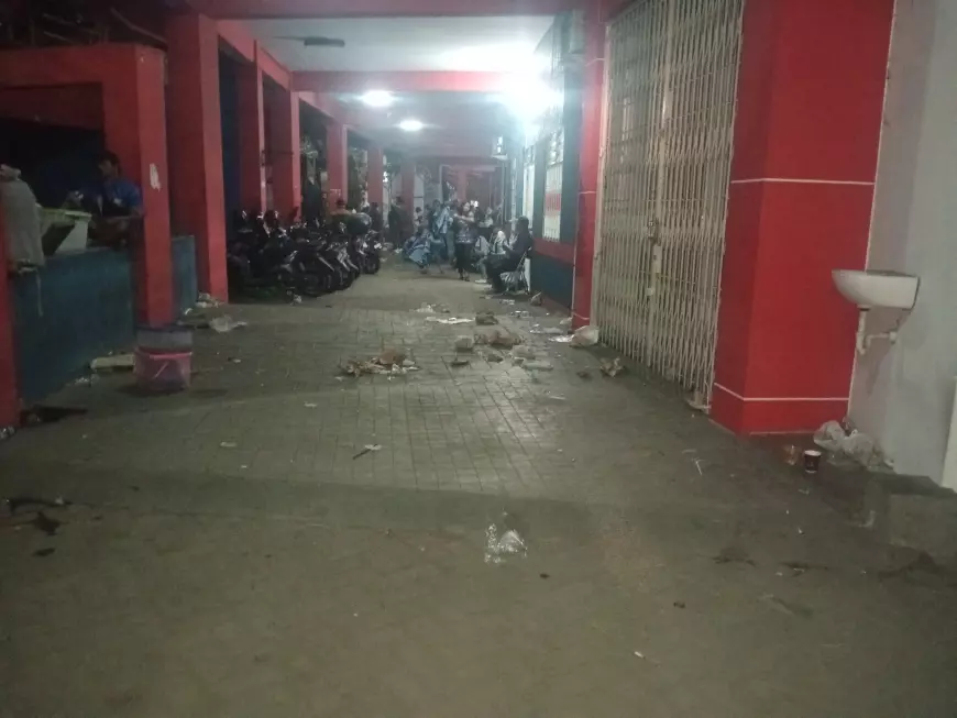 Kampanye Akbar "Demokrat Menang" Sisakan Sampah di Area Stadion Gajayana
