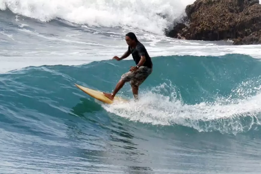Surfing Paradise: Pantai Dampar, Permata Tersembunyi di Lumajang