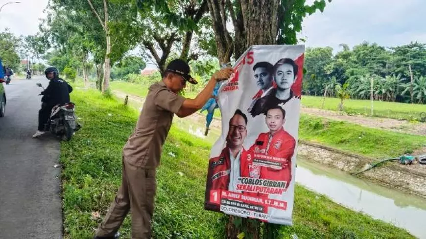 Jelang Hari Tenang Pemilu 2024, Petugas Tertibkan APK Melanggar di Bojonegoro