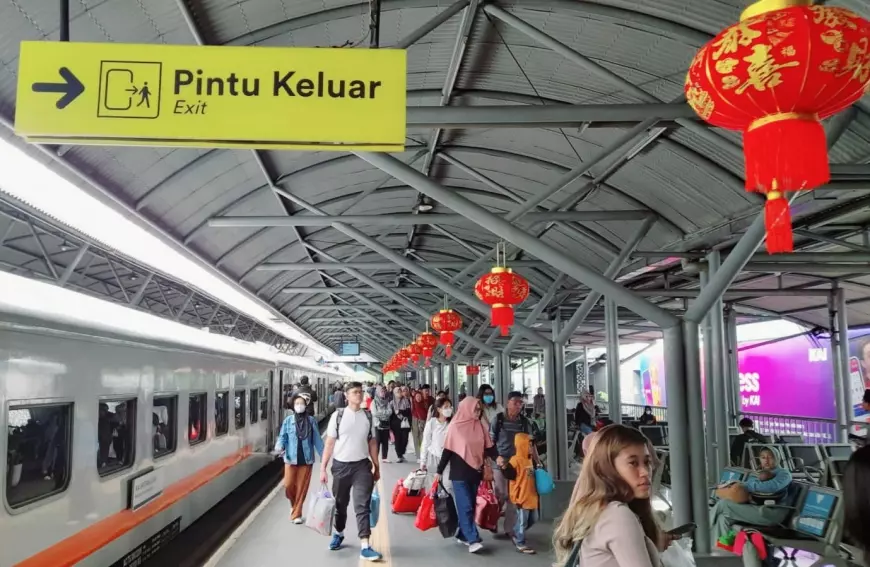 Semarak Imlek di Stasiun Daop 8 Surabaya dan Kenaikan Volume Penumpang