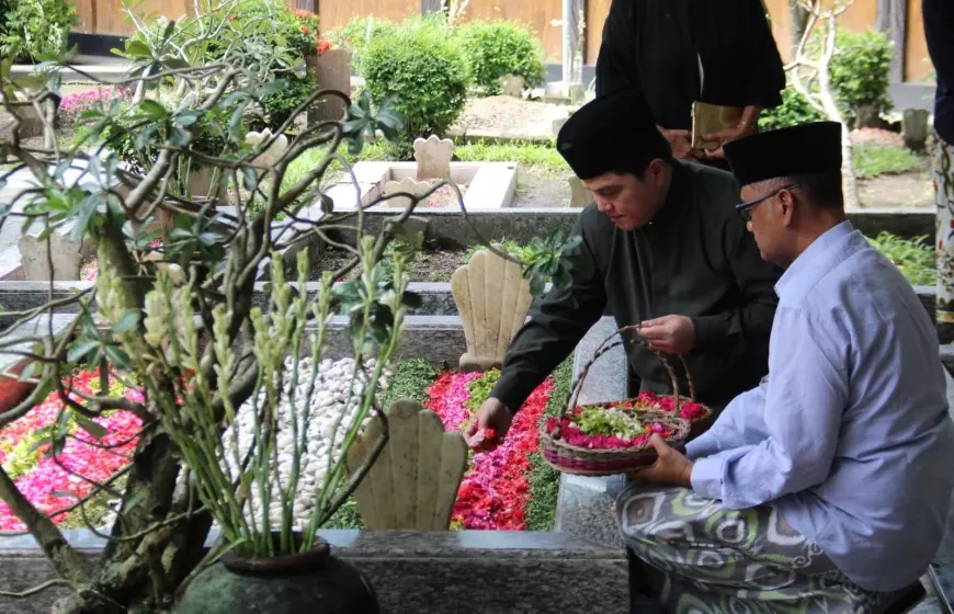 Menteri BUMN Ziarah Ke Makam Gus Dur di Ponpes Tebuireng Jombang