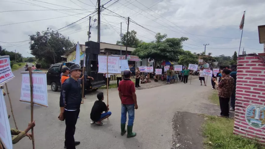 Jalan Desa Rusak, Warga di Kediri Demo Tolak Truk Pasir