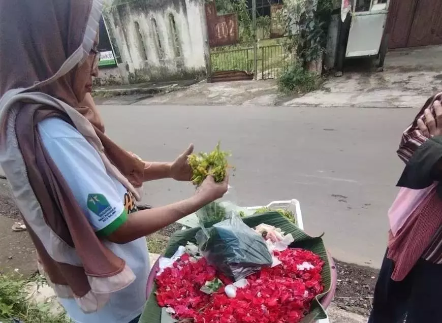 Kamis Jumat Legi Ramai Pedagang Bunga Makam di Malang