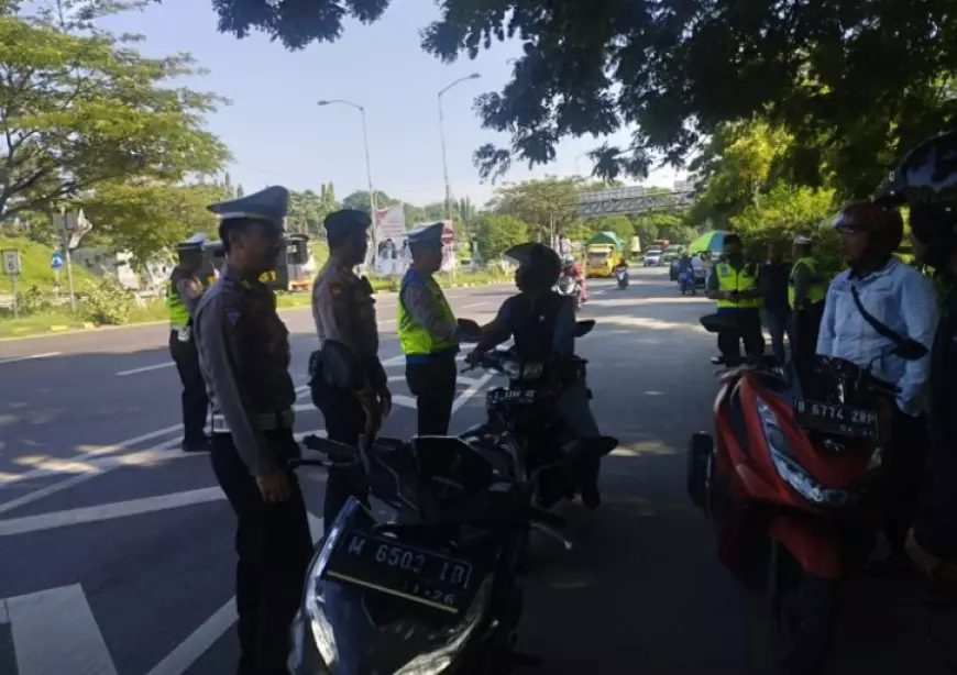 Polres Bangkalan Cegat Pemotor di Pintu Masuk Suramadu