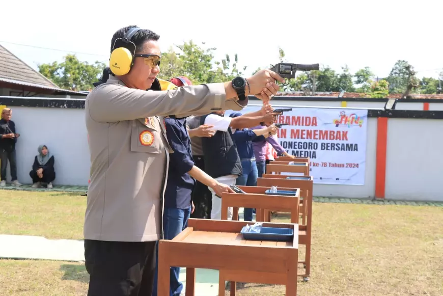 Peringati Hari Pers Nasional, Kapolres Bojonegoro Ajak Awak Media Latihan Menembak