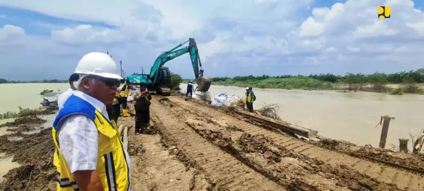 Menteri PUPR Targetkan Tiga Hari Selesaikan Perbaikan Darurat Tanggul Sungai Wulan di Demak 
