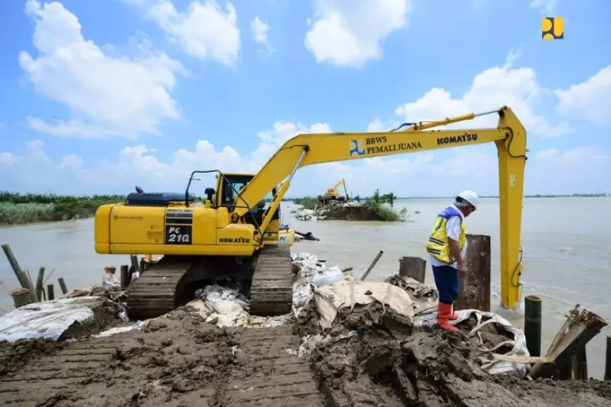 Menteri PUPR Targetkan Tiga Hari Selesaikan Perbaikan Darurat Tanggul Sungai Wulan di Demak 