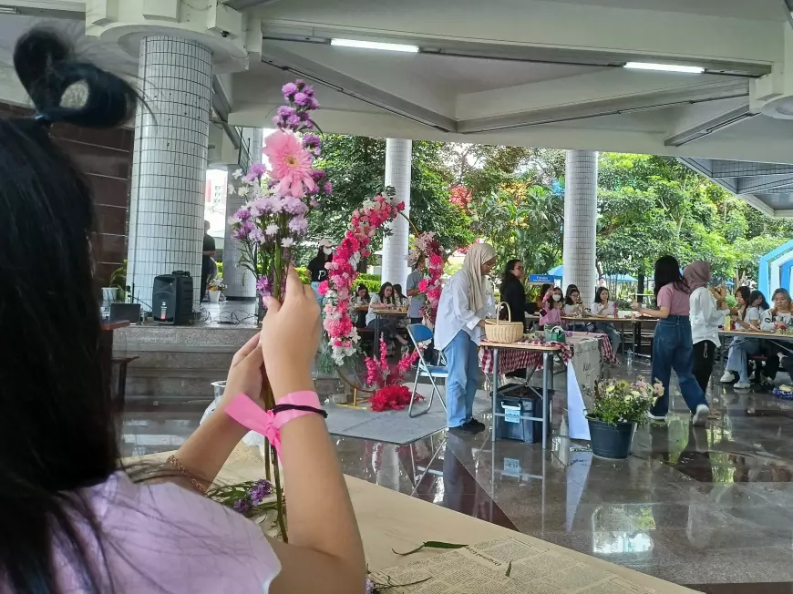 Sambut Hari Kasih Sayang, Mahasiswa dan Dosen PCU Ekspresikan Cinta Melalui Rangkaian Bunga