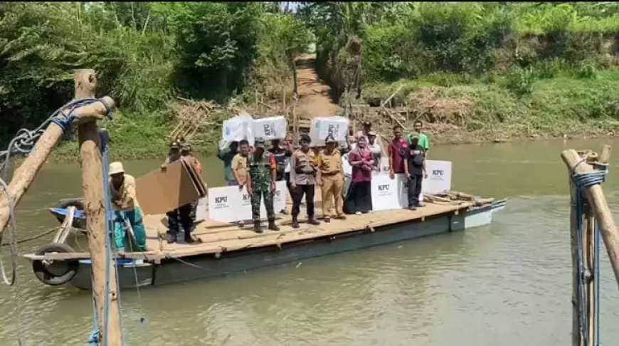 Penuh Perjuangan, Logistik Pemilu di Jember Dikirim Mengunakan Perahu