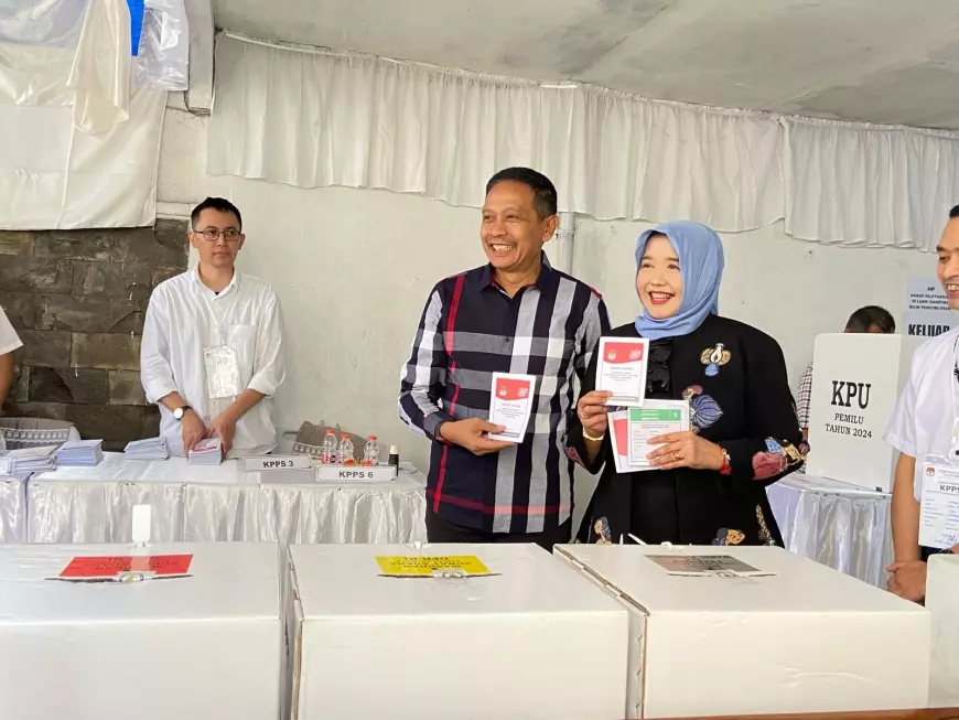 Didampingi Istri, PJ Wali Kota Malang Nyoblos di TPS 39 Lowokwaru