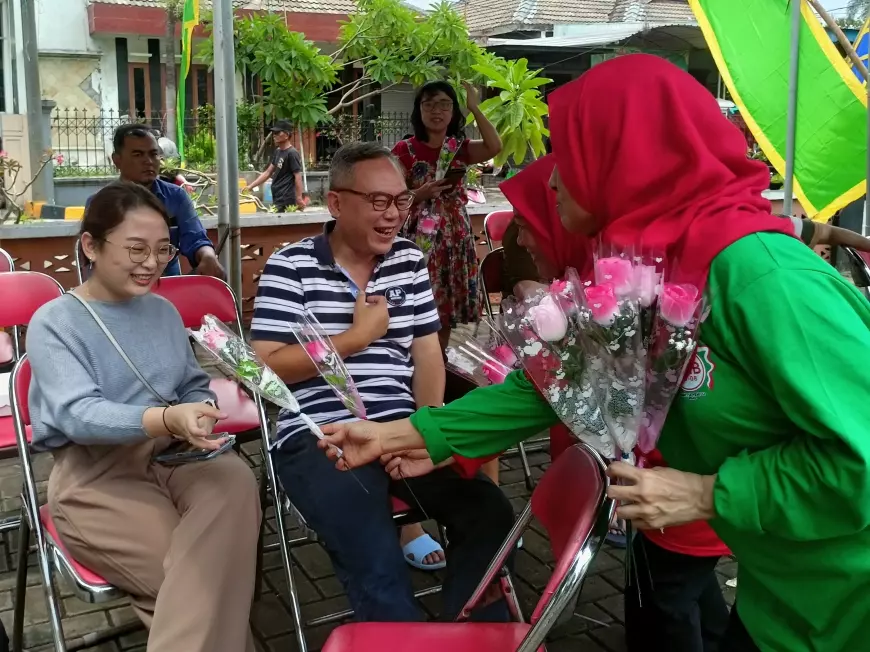 Selesai Nyoblos Dapat Bunga Mawar, Intip Keunikan TPS di Rungkut Mapan Barat Kota Surabaya